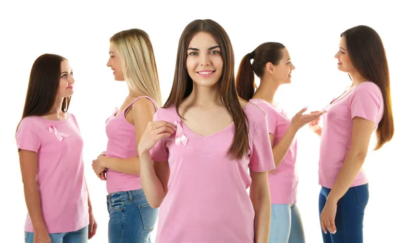 Gyönyörű Fiatal Nők Rózsaszín Ingben Fehér Háttérrel Emlőrák Fogalma — Stock Fotó