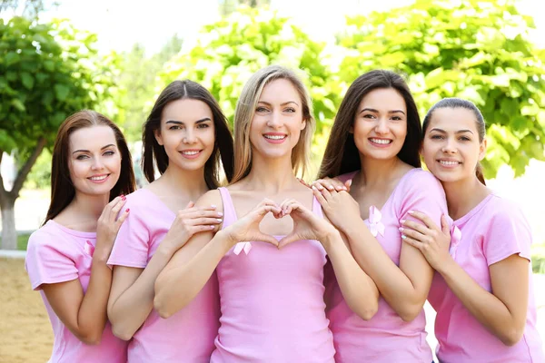 Vackra Unga Kvinnor Rosa Skjortor Gatan Begreppet Bröstcancer — Stockfoto