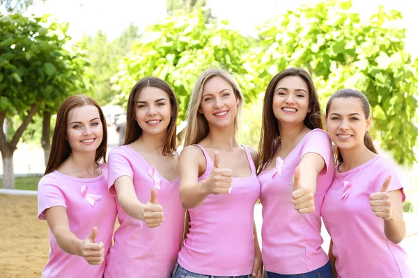 Hermosas Mujeres Jóvenes Camisas Rosas Calle Concepto Cáncer Mama — Foto de Stock