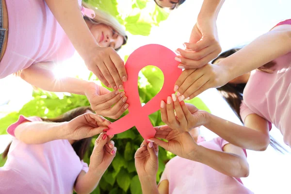 Kobiece Ręce Trzymające Różową Wstążkę Razem Koncepcja Raka Piersi — Zdjęcie stockowe