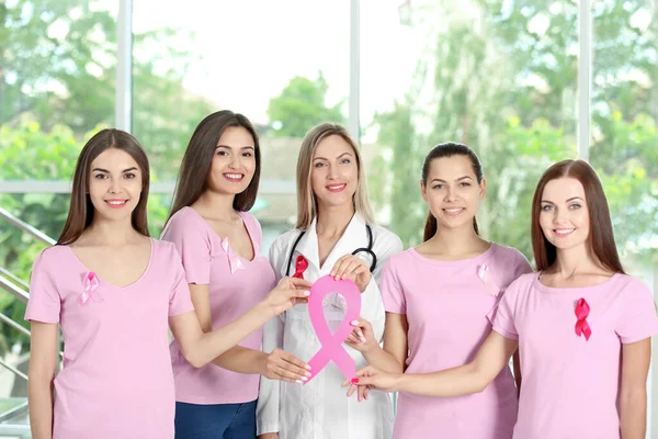 Médica Meninas Com Fita Rosa Conceito Câncer Mama — Fotografia de Stock