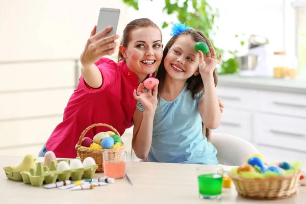 Moeder Dochter Nemen Selfie Met Pasen — Stockfoto