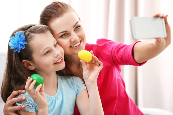 Mãe Filha Tomando Selfie Tempo Páscoa — Fotografia de Stock