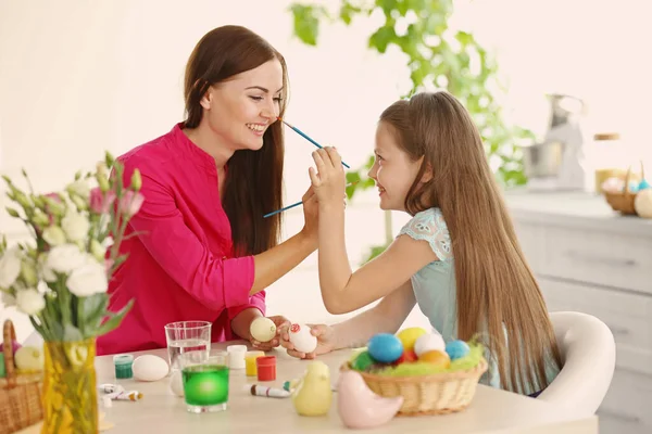 Mother Daughter Painting Eggs Easter Eve — Stock Photo, Image