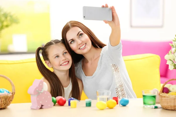 Moeder Dochter Nemen Selfie Met Pasen — Stockfoto