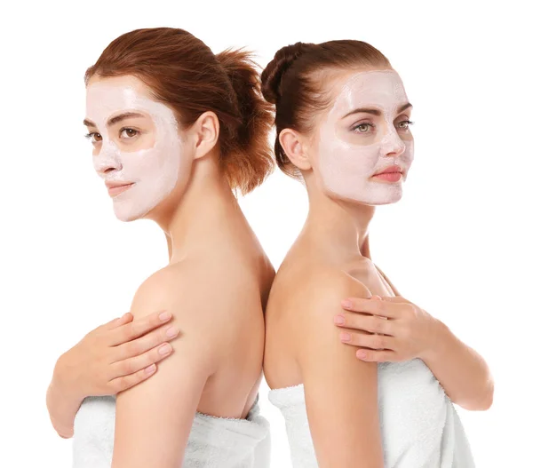 Dua Wanita Cantik Dengan Masker Wajah Terisolasi Atas Putih — Stok Foto