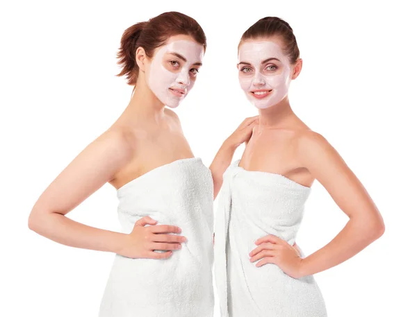 Duas Mulheres Bonitas Com Máscara Facial Isolada Branco — Fotografia de Stock