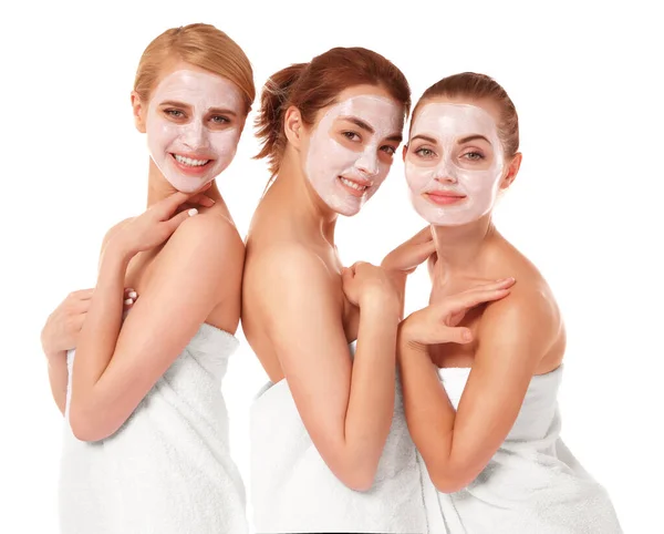 Trzy Piękne Kobiety Owinięte Ręczniki Odizolowane Biało — Zdjęcie stockowe