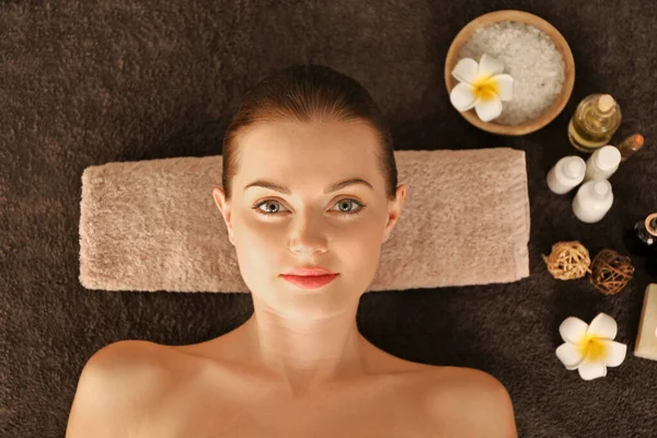 Bella Ragazza Nel Salone Spa — Foto Stock