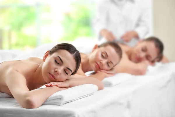 Meninas Bonitas Relaxando Salão Spa — Fotografia de Stock