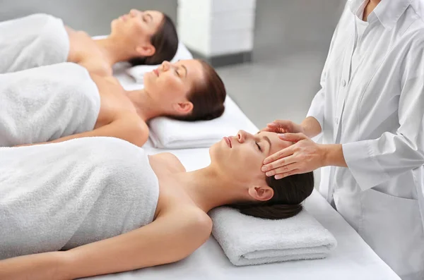 Meninas Bonitas Relaxando Salão Spa — Fotografia de Stock