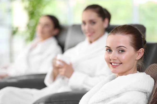 Schöne Mädchen Entspannen Wellness Salon — Stockfoto
