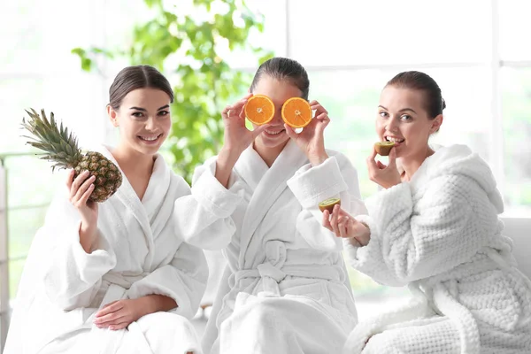 Hermosas Chicas Con Frutas Salón Spa —  Fotos de Stock