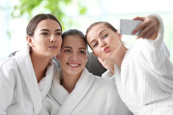 Belles Filles Prenant Selfie Dans Salon Spa — Photo