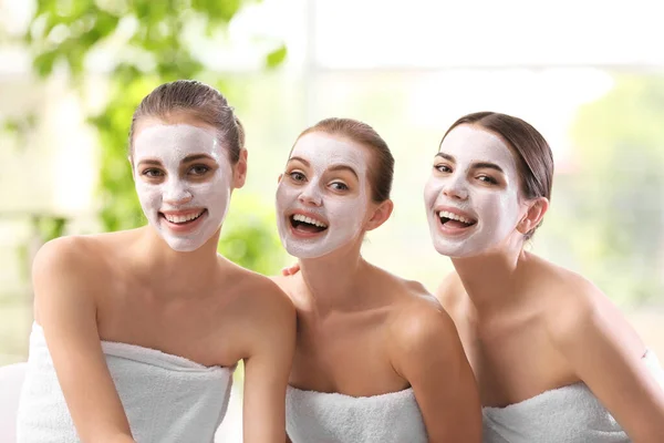 Schöne Mädchen Mit Masken Wellness Salon — Stockfoto