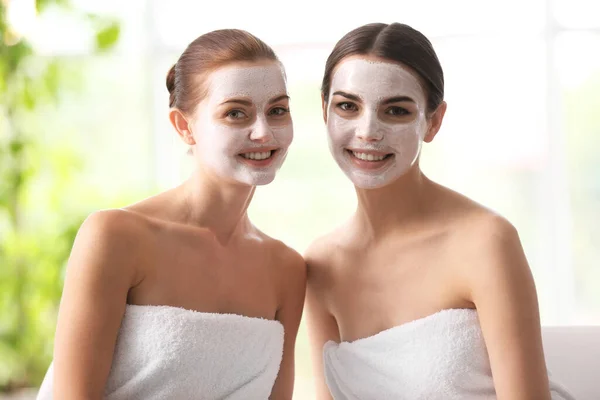Piękne Dziewczyny Maskami Salonie Spa — Zdjęcie stockowe
