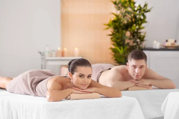Schöner Mann Und Schönes Mädchen Entspannen Wellness Salon — Stockfoto