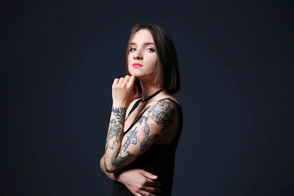 Gyönyörű Fiatal Tetoválás Pózol Fekete Háttér — Stock Fotó