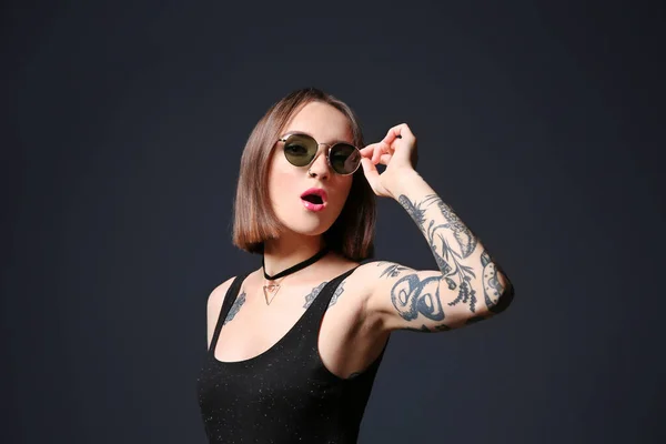 Beautiful Young Woman Tattoo Wearing Sunglasses Posing Black Background — Stock Photo, Image