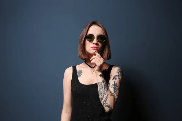 Mulher Bonita Com Tatuagem Usando Óculos Sol Posando Fundo Preto — Fotografia de Stock
