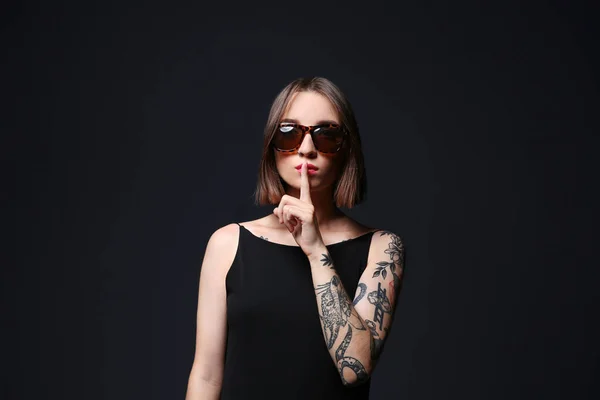 Mooie Jonge Vrouw Met Tatoeage Dragen Zonnebril Poseren Zwarte Achtergrond — Stockfoto