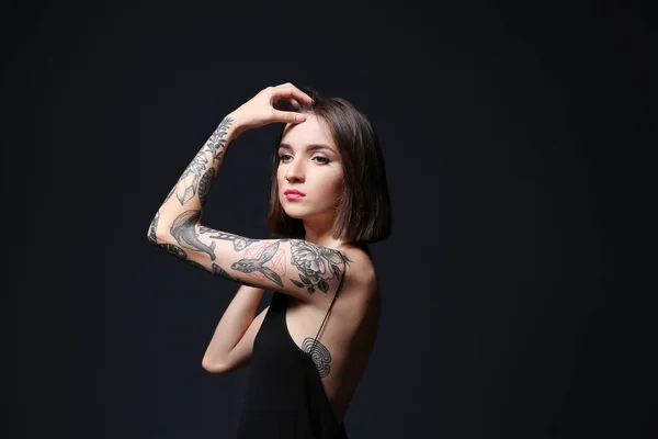 Mulher Bonita Com Tatuagem Posando Fundo Preto — Fotografia de Stock