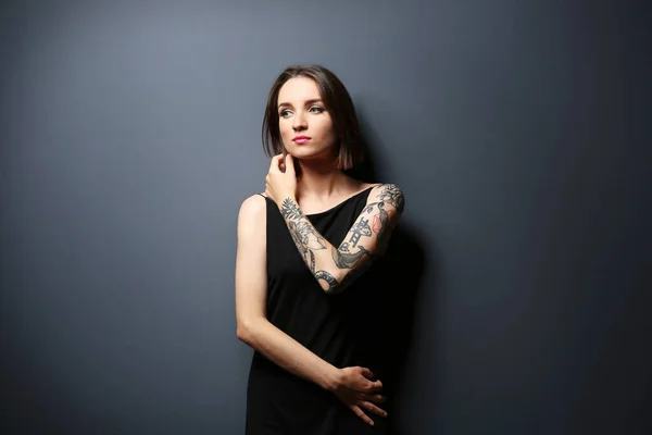 Mulher Bonita Com Tatuagem Posando Fundo Cinza — Fotografia de Stock