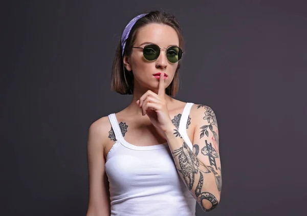 Mooie Jonge Vrouw Met Tatoeage Dragen Zonnebril Poseren Grijze Achtergrond — Stockfoto