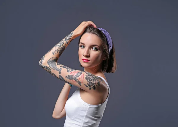 Mooie Jonge Vrouw Met Tatoeage Poseren Grijze Achtergrond — Stockfoto