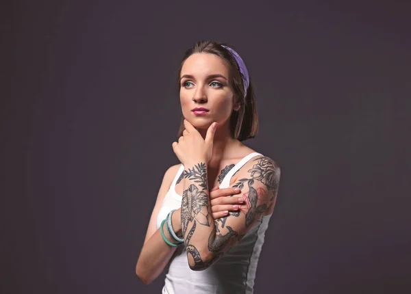 Gyönyörű Fiatal Tetoválás Pózol Szürke Háttér — Stock Fotó