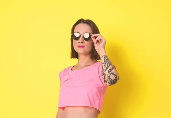 Mulher Bonita Com Tatuagem Usando Óculos Sol Posando Fundo Amarelo — Fotografia de Stock