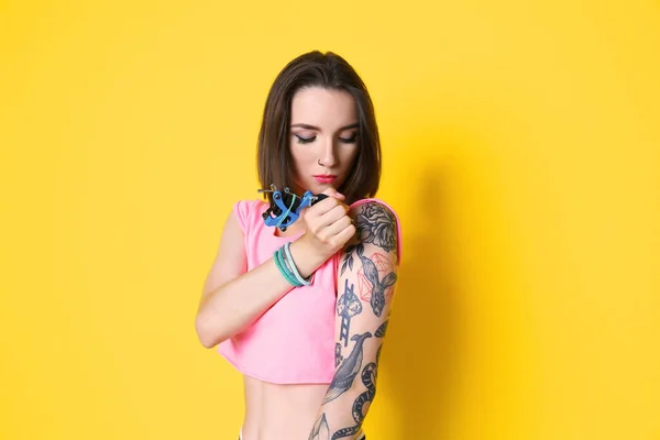 Beautiful Young Woman Tattooing Herself Posing Yellow Background — Stock Photo, Image