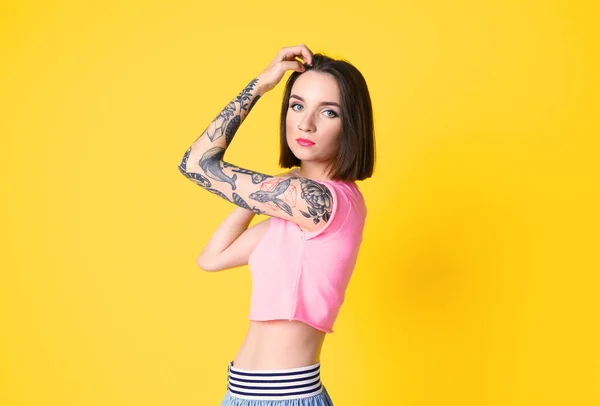 Mulher Bonita Com Tatuagem Posando Fundo Amarelo — Fotografia de Stock