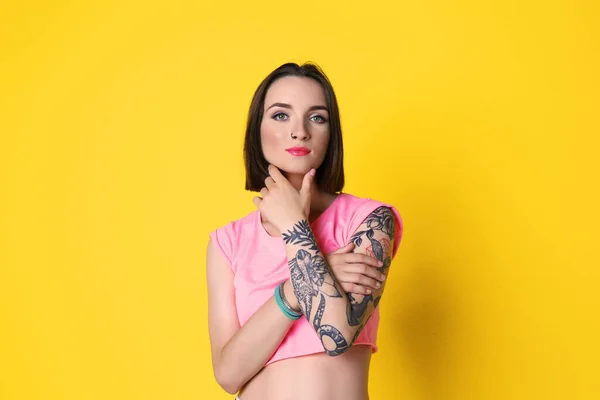 Красива Молода Жінка Татуюванням Позує Жовтому Тлі — стокове фото