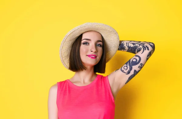 Vacker Ung Kvinna Med Tatuering Bär Hatt Och Poserar Gul — Stockfoto