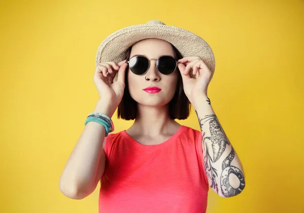 Vacker Ung Kvinna Med Tatuering Och Solglasögon Bär Hatt Gul — Stockfoto