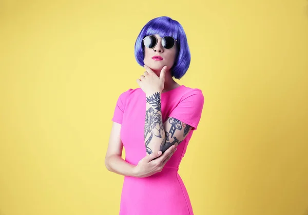 Mulher Bonita Com Tatuagem Vestindo Peruca Azul Óculos Sol Fundo — Fotografia de Stock