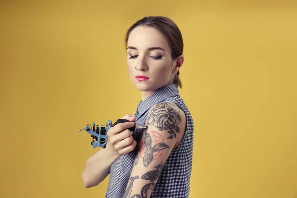 Mulher Bonita Tatuando Posando Fundo Amarelo — Fotografia de Stock