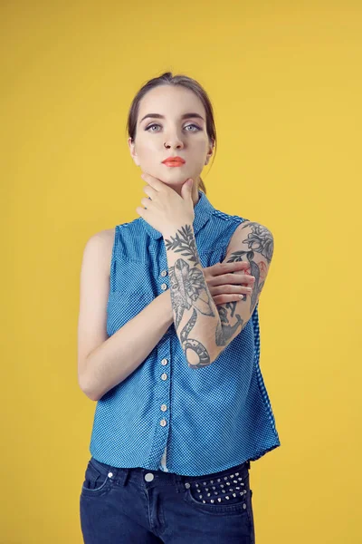 Bella Giovane Donna Con Tatuaggio Posa Sfondo Giallo — Foto Stock