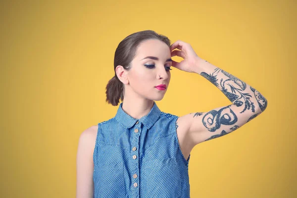 Mulher Bonita Com Tatuagem Posando Fundo Amarelo — Fotografia de Stock