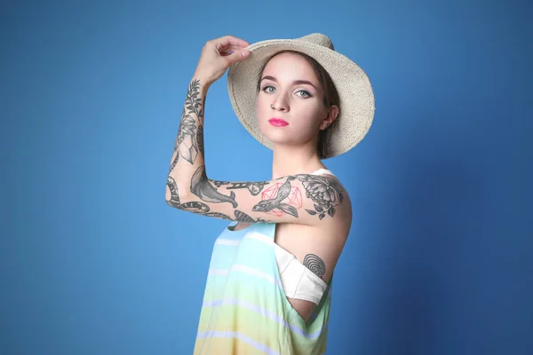Mulher Bonita Com Tatuagem Usando Chapéu Posando Fundo Azul — Fotografia de Stock