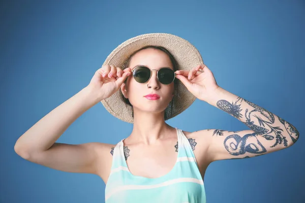 Hermosa Mujer Joven Con Tatuaje Usando Sombrero Gafas Sol Sobre — Foto de Stock