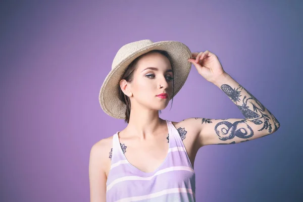 Mulher Bonita Com Tatuagem Usando Chapéu Posando Fundo Azul — Fotografia de Stock