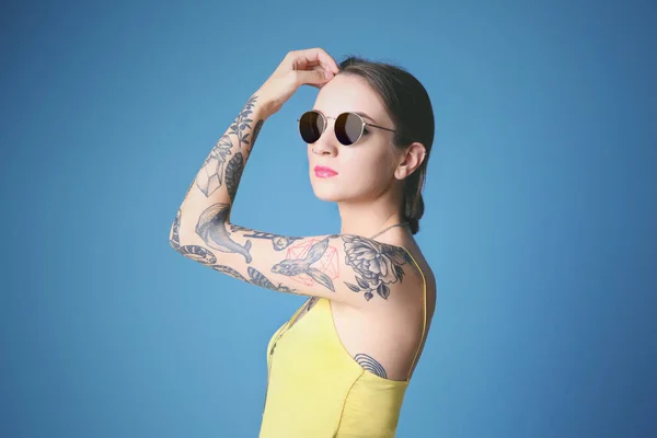Mulher Bonita Com Tatuagem Usando Óculos Sol Posando Fundo Azul — Fotografia de Stock