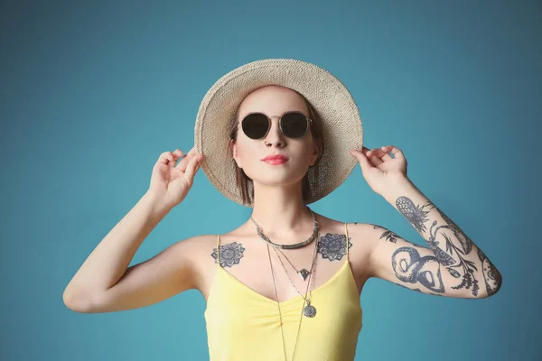 Mulher Bonita Com Tatuagem Usando Chapéu Óculos Sol Fundo Azul — Fotografia de Stock