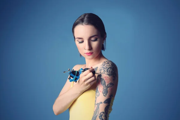 Beautiful Young Woman Tattooing Herself Posing Blue Background — Stock Photo, Image