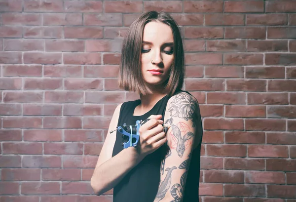 Beautiful Young Woman Tattooing Herself Brick Wall Background — Stock Photo, Image