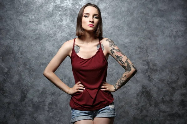 Mulher Bonita Com Tatuagem Posando Fundo Cinza — Fotografia de Stock