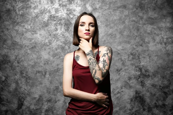Gyönyörű Fiatal Tetoválás Pózol Szürke Háttér — Stock Fotó