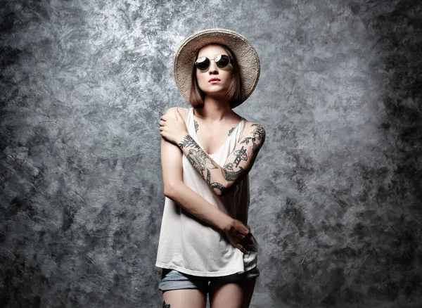 Mulher Bonita Com Tatuagem Usando Óculos Sol Chapéu Fundo Cinza — Fotografia de Stock